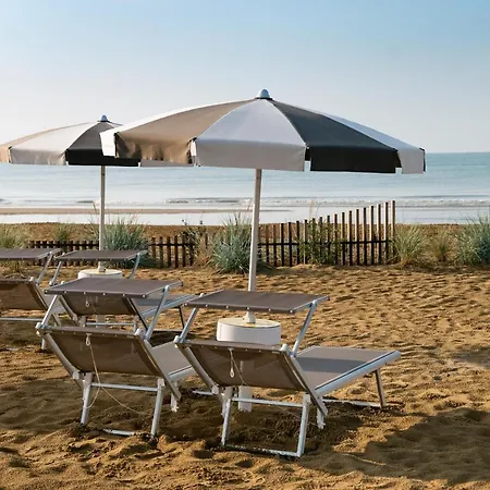 Aparthotel Holiday فندق