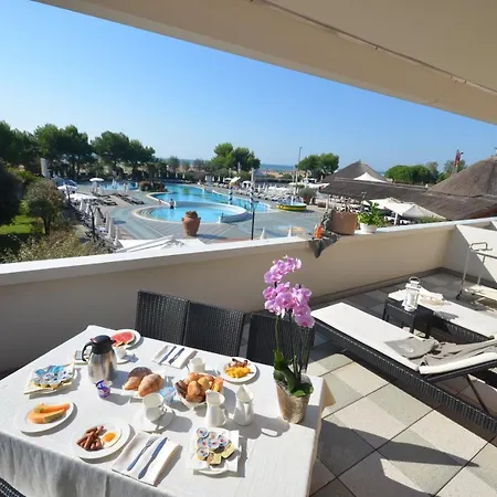 Aparthotel Holiday فندق 4*