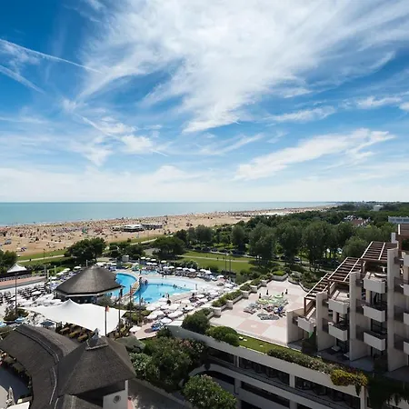 Aparthotel Holiday فندق بيبيوني