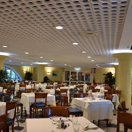 فندق Aparthotel Holiday 4*