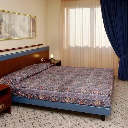 Aparthotel Holiday فندق 4*