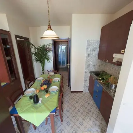 Aparthotel Holiday فندق بيبيوني