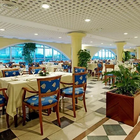 Aparthotel Holiday فندق