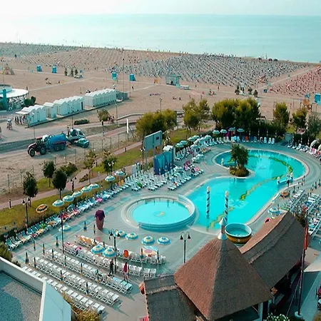 Aparthotel Holiday فندق 4*