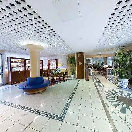 Aparthotel Holiday فندق بيبيوني