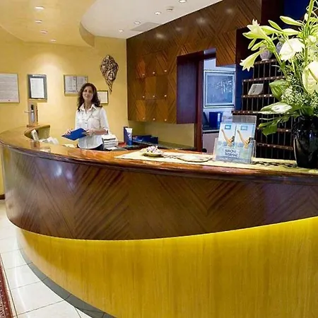 Aparthotel Holiday فندق