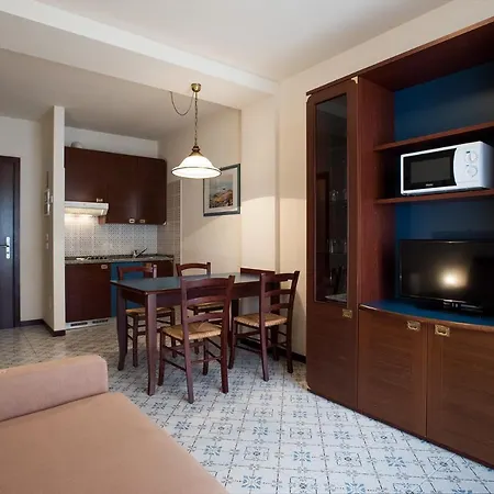 Aparthotel Holiday فندق