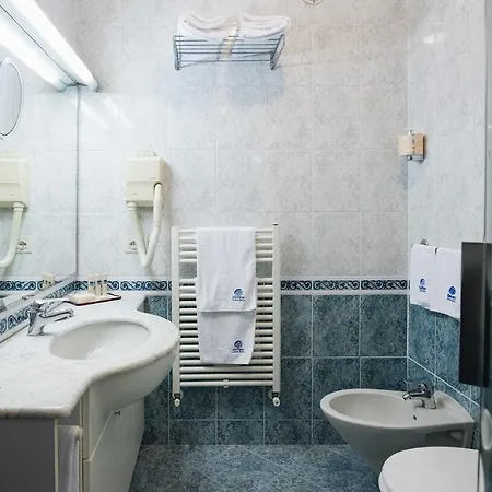 Aparthotel Holiday فندق