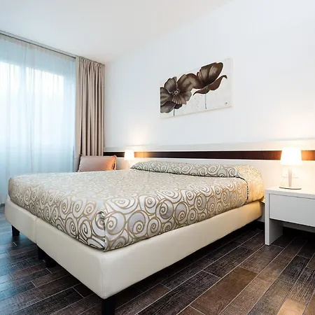 Aparthotel Holiday بيبيوني