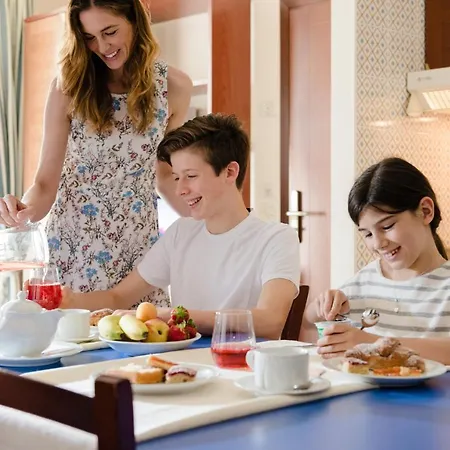 Aparthotel Holiday 4* بيبيوني