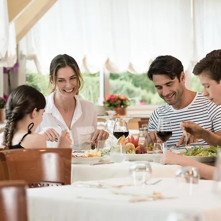 Aparthotel Holiday فندق 4*