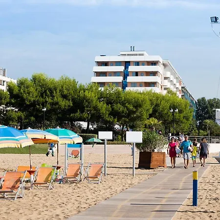 Aparthotel Holiday فندق