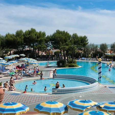 Aparthotel Holiday فندق بيبيوني