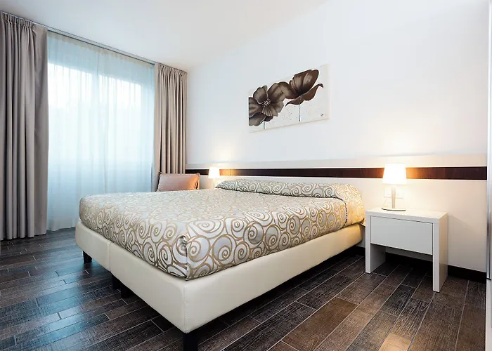 Aparthotel Holiday 4* Bibione