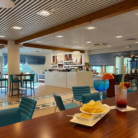 Aparthotel Holiday ביביונה