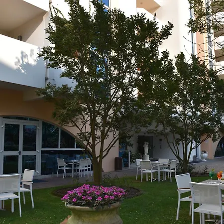 Aparthotel Holiday 4* Bibione