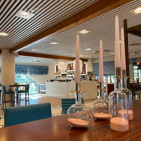 Aparthotel Holiday מלון 4*