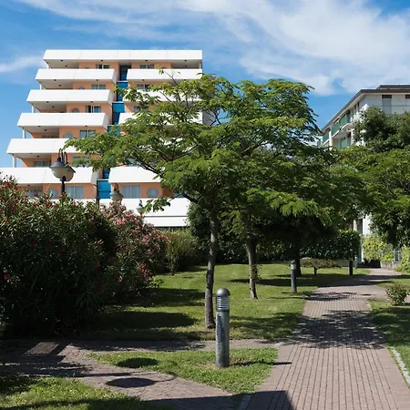 Aparthotel Holiday מלון ביביונה