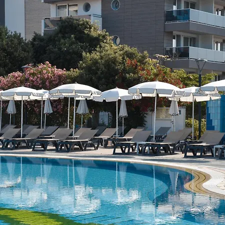 Aparthotel Holiday מלון