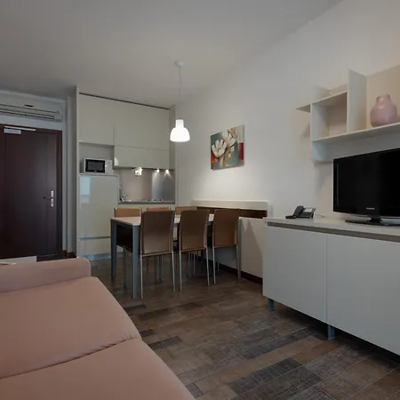 Aparthotel Holiday ביביונה