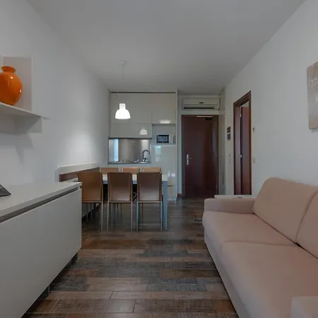 Aparthotel Holiday 4* Bibione