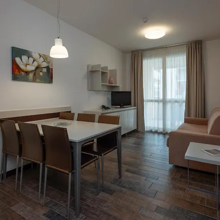 Aparthotel Holiday Otel 4*