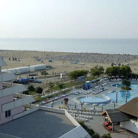 מלון Aparthotel Holiday 4*