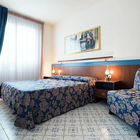 Aparthotel Holiday מלון 4*