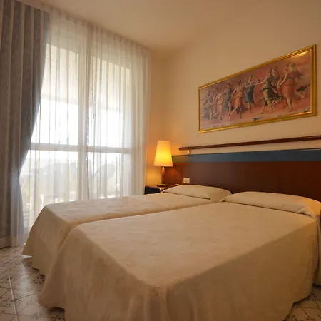מלון Aparthotel Holiday ביביונה