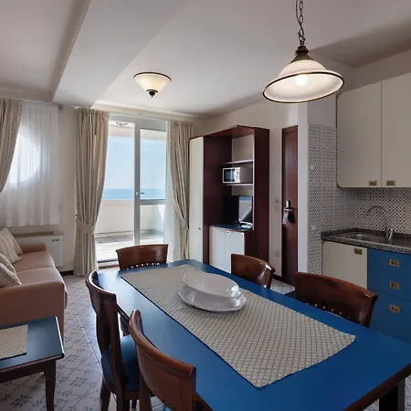 Aparthotel Holiday 4* Bibione