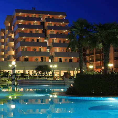 Aparthotel Holiday מלון