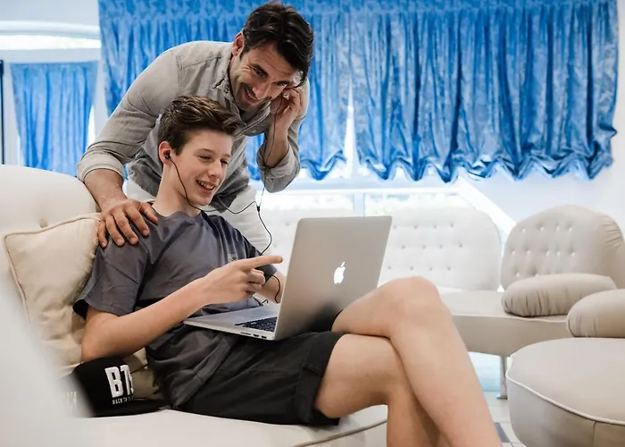 Aparthotel Holiday 호텔